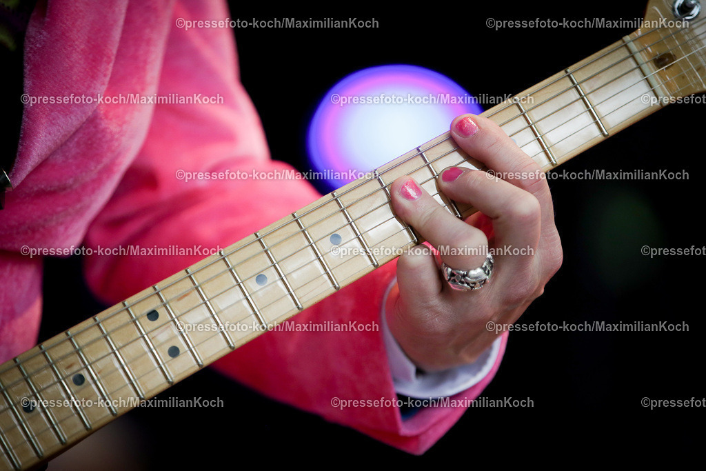 Due22062488010 | 22.06.2024, Düsseldorf, Konzert Porno Al Forno, HEUKING Mittsommer-Renntag - Die düsseldorfer Pop-Band performt bei ihrem Konzert auf der Rennbahn Grafenberg und begeistert die zahlreichen Fans