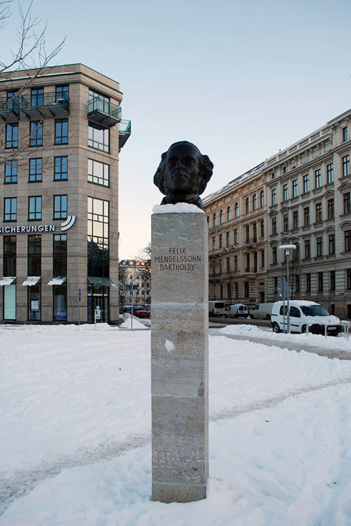Foto: Leipzig - Mendelssohn-Büste auf einer Stele | Das Team hinter BILDLEXIKON LEIPZIG bündelt historische wie aktuelle Informationen über die Stadt Leipzig in Text und Bild auf einer Plattform und stellt diese der interessierten Öffentlichkeit zur Verfügung.