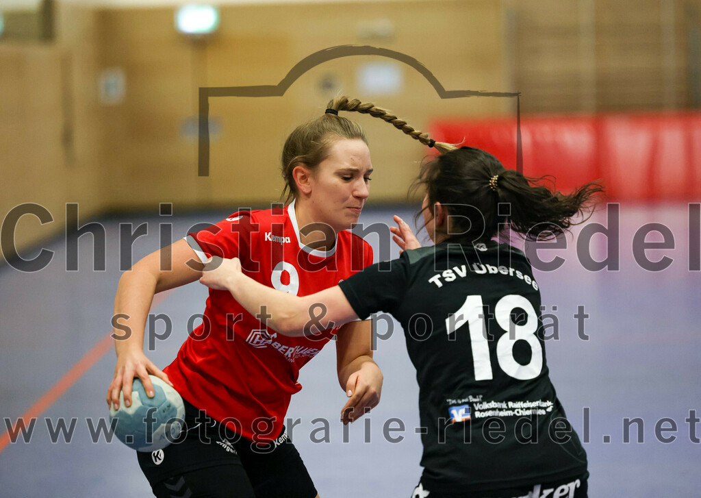 2022-12-04_008_SV_Anzing_gegen_TSV_Uebersee | Anzing, Deutschland, 04.12.2022:
Handball, Bezirksliga 2022 / 2023, 8. Spieltag, SV Anzing gegen TSV Übersee, Endergebnis: 29:24

Luisa Höger (SV Anzing, #9), Sophia Ladner (TSV Übersee, #18)

Foto: Christian Riedel / fotografie-riedel.net