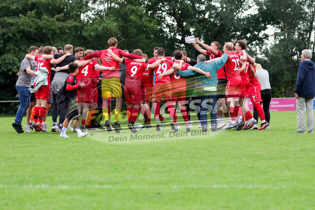 Bünder SV - VfL Holsen | Auf dem Bild zu sehen: rot Bünder SV: Derbysieger hallt es über den Platz  Bünder SV, VfL Holsen, Saison 26/27, Kreisliga A, Bünde, Deutschland - Realisiert mit Pictrs.com