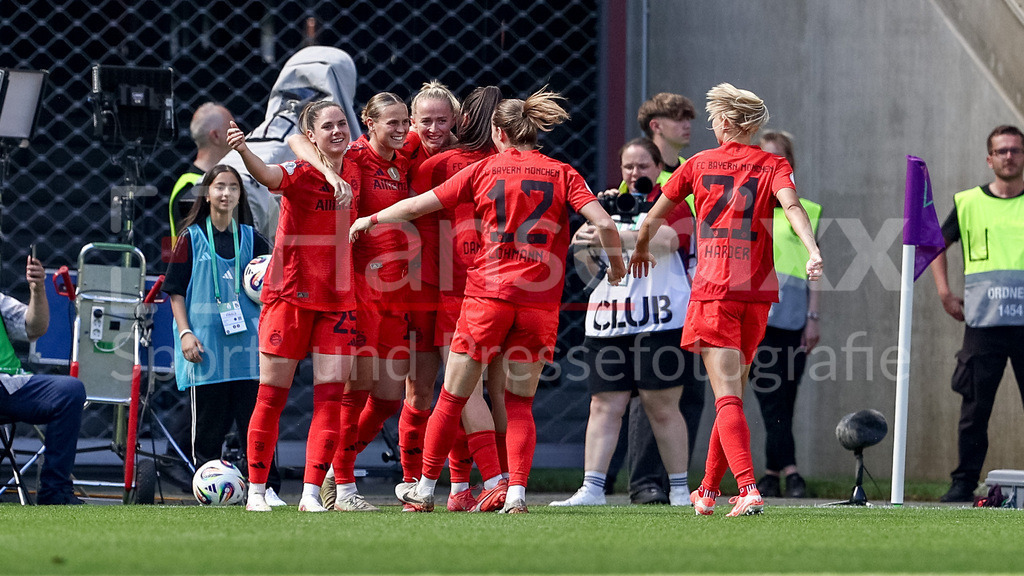 Fussball, DFB-Pokal Finale Frauen, FC Bayern München - SV Werder Bremen | Spielerinnen vom FC Bayern München mit Torjubel, Jubel, jubeln, jubelt, optimistisch, Spielszene, Highlight, Freude über das Tor zum 1:0, DIE DFB-RICHTLINIEN UNTERSAGEN JEGLICHE NUTZUNG VON FOTOS ALS SEQUENZBILDER UND/ODER VIDEOÄHNLICHE FOTOSTRECKEN. DFB REGULATIONS PROHIBIT ANY USE OF PHOTOGRAPHS AS IMAGE SEQUENCES AND/OR QUASI-VIDEO.