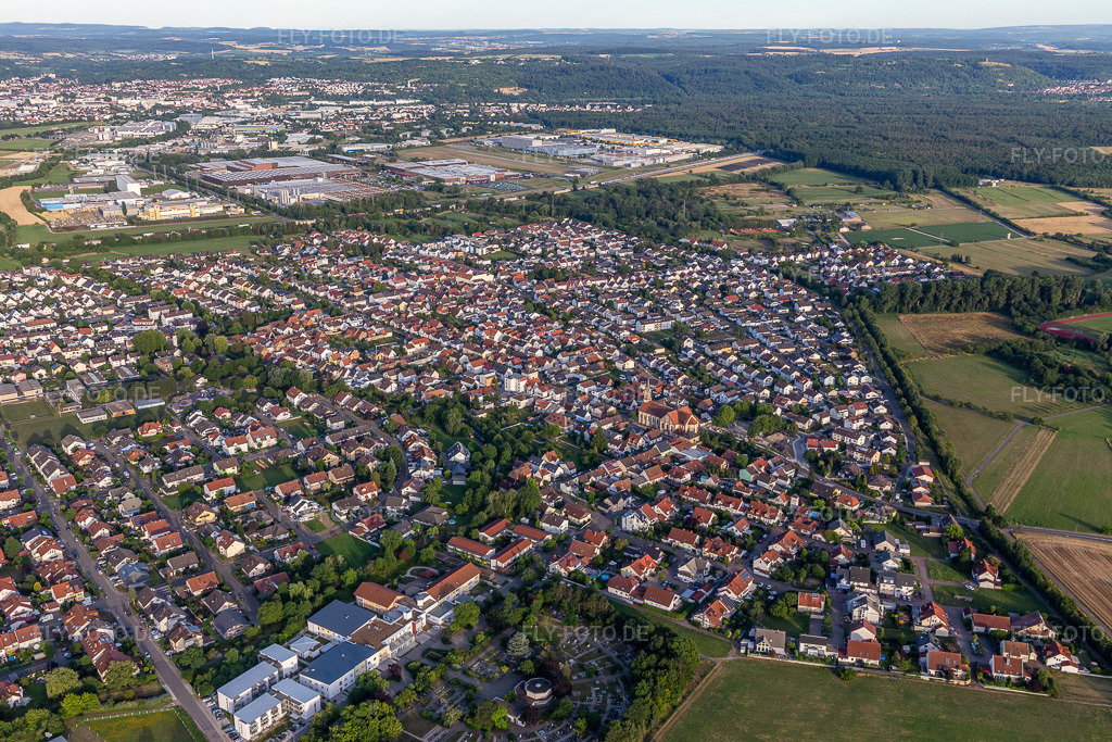 Luftbild: Karlsdorf im Ortsteil Karlsdorf in Karlsdorf-Neuthard im Bundesland Baden-Württemberg in Deutschland. – Foto: IMG_133462.jpg vom 12.07.2022 durch Werner Riehm/FLY-FOTO.de – Auflösung des Originals: 5472 x 3648 px – Karlsdorf-Neuthard