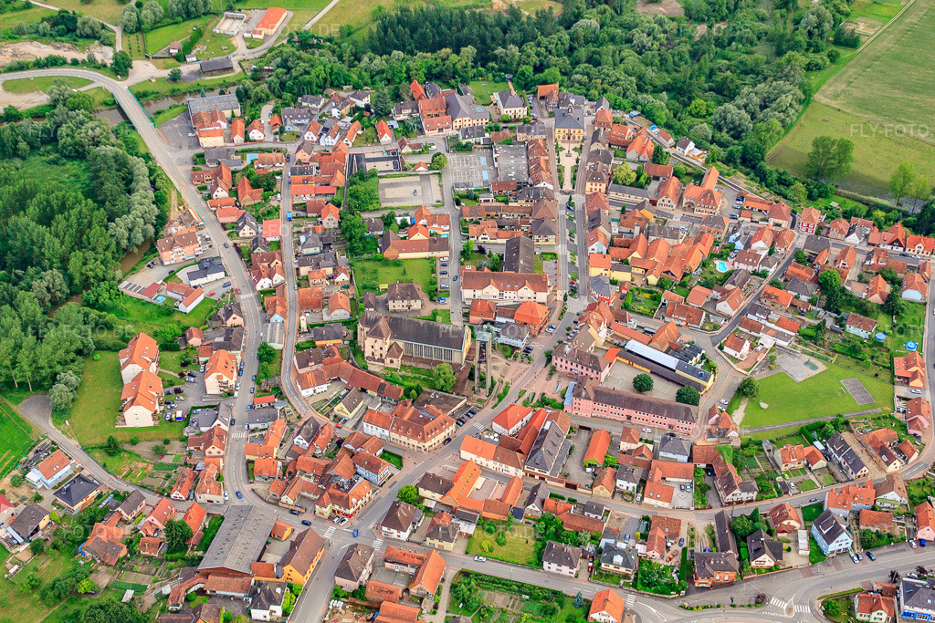 Luftbild: Ortskern mit Église Saint-Étienne in Seltz im Bundesland Bas-Rhin in Frankreich.Foto: IMG_28772.jpg vom 14.06.2010 durch Werner Riehm/FLY-FOTO.deAuflösung des Originals: 4752 x 3168 pxSELTZPAROISSE.FREE.FR