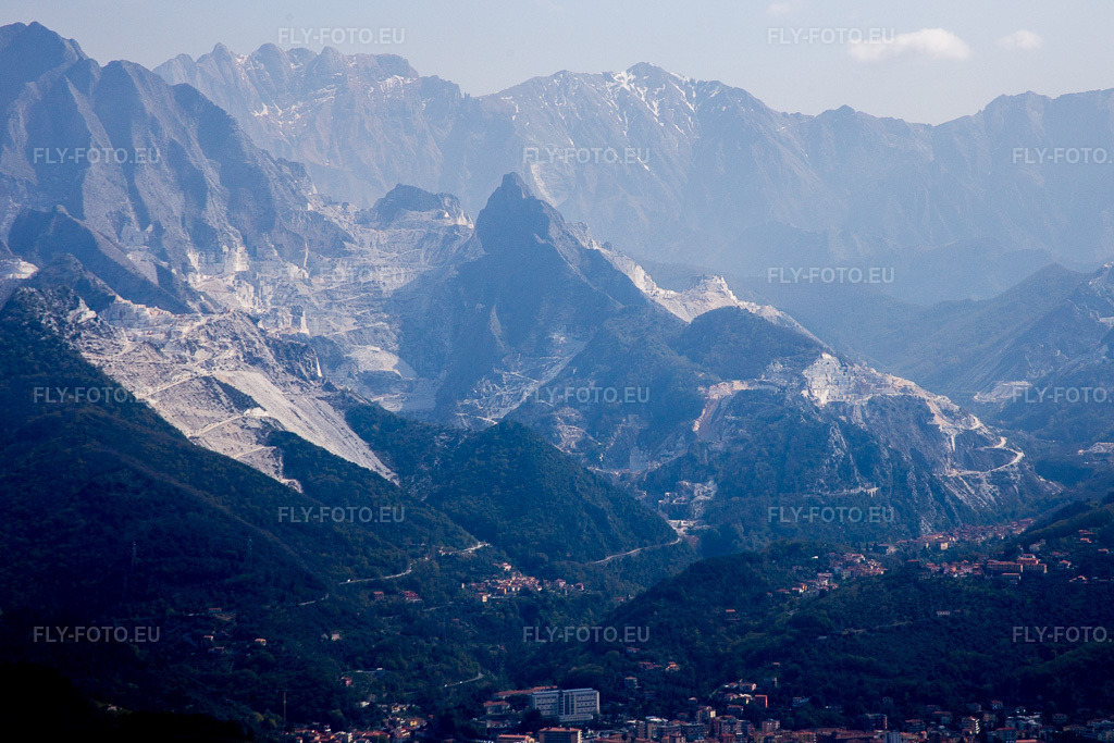 Vue aérienne: Vue de la ville à Carrara dans le département Massa-Carrara, Italie. Photo: IMG_087165.jpg prise le 04/04/2016 par Werner Riehm/FLY-FOTO.euRésolution de l'original: 4936 x 3291 px