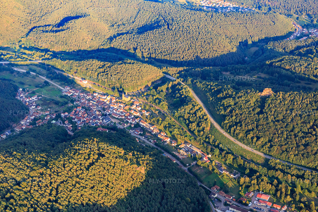 Luftbild: Dorfansicht im Tal des Pfälzerwalds aus Westen in Wilgartswiesen im Bundesland Rheinland-Pfalz in Deutschland. Foto: IMG_084165.jpg vom 29.08.2015 durch Werner Riehm/FLY-FOTO.de