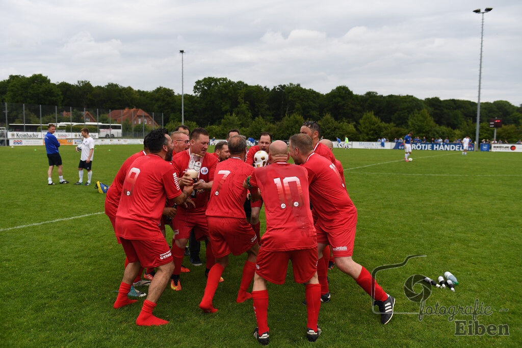 SV Brake Ü40-BW Bümmerstede (Ü40) | Kreispokal Finale Jade-Weser-Hunte Ü40; SV Brake Ü40 (rot)-BW Bümmerstede Ü40 (weiß) am 15.06.2025 in Rastede (Sportanlage Köttersweg), Photo: Philip Eiben 2025 - Realisiert mit Pictrs.com