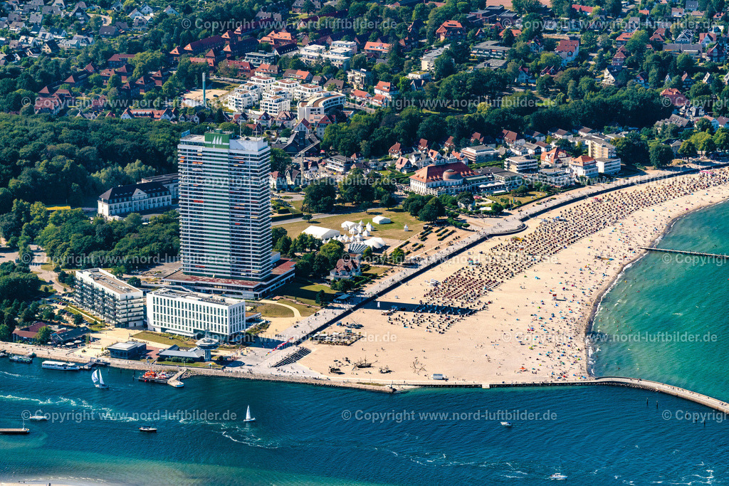 Travemünde_ELS_6184100822 | TRAVEMüNDE 10.08.2022 Ortskern am Uferbereich des Trave - Flussverlaufes in Travemünde an der Ostseeküste im Bundesland Schleswig-Holstein, Deutschland. // Ortskern am Uferbereich des Trave - Flussverlaufes in Travemuende im Bundesland Schleswig-Holstein, Deutschland. Foto: Martin Elsen