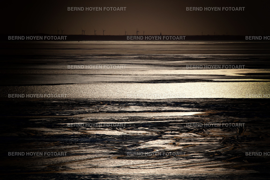 frozen baltic | Foto an der Ostseeküste (Rügen), Deutschland. Diese Aufnahme entstand im Winter an der vereisten und teilweise zugefrorenen Ostsee vor der Insel Rügen. Durch Bildbearbeitung habe ich sie leicht verändert. | Photo on the Baltic Sea coast (Rügen), Germany. This photo was taken in winter on the icy and partly frozen Baltic Sea off the island of Rügen. I have slightly altered it through image processing. - Realisiert mit Pictrs.com