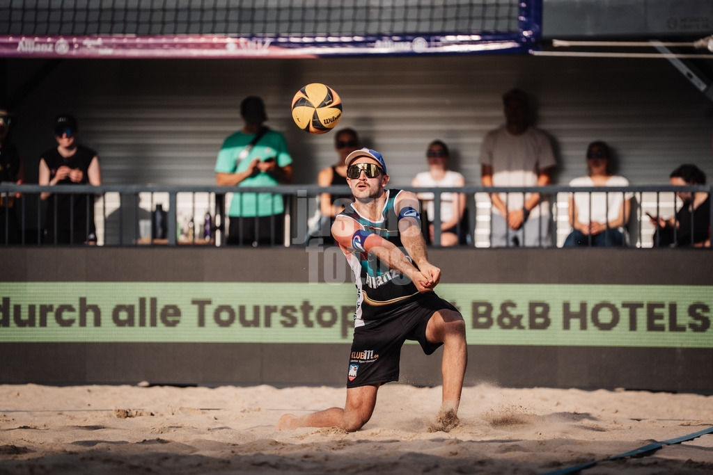 Beachvolleyball | Männer | Allianz German Beach Tour 2025 | Tourstop Hamburg | 31.05.2025 | Tilo Rietschel nimmt den Ball an