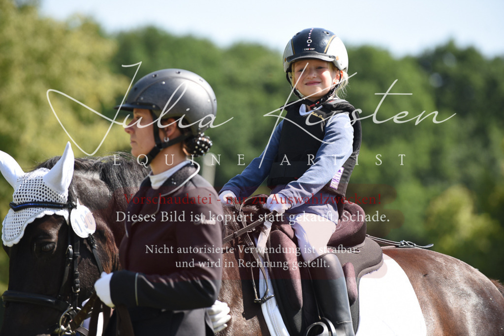 DSC_9861 | Pferde- und Turnierfotografie in Westsachsen. Pferdeportraits, Auftragszeichnungen und intuitive Kunst.