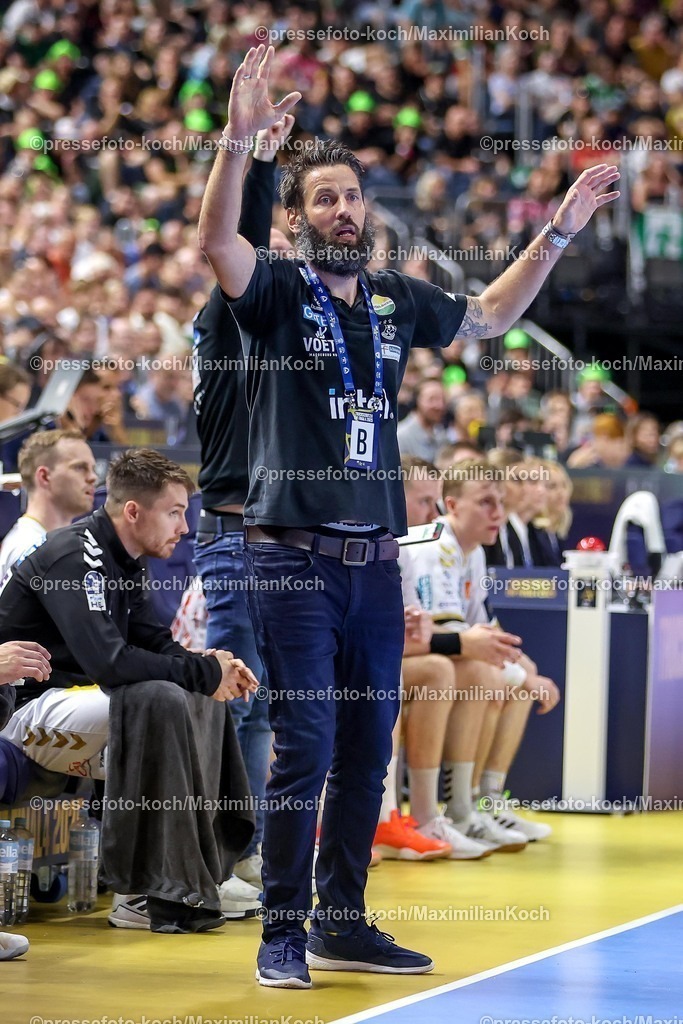 KoeEHF14062502075 | 14.06.2025, Handball, Halbfinale TruckScout24 EHF FINAL4, LANXESS arena Köln, FC Barcelona - SC Magdeburg: Cheftrainer Bennet Wiegert (Magdeburg #hc) gestikulierend 