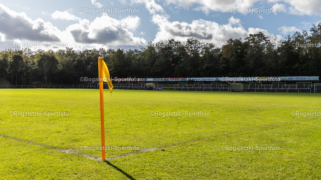 BZA Gärtnerstraße, Dinslaken | Blick über das Spielfeld auf die alte Stehtribüne der Bezirkssportanlage Gärtnerstraße in Dinslaken-Oberlohberg, Heimspielstätte der SGP Oberlohberg - Realisiert mit Pictrs.com