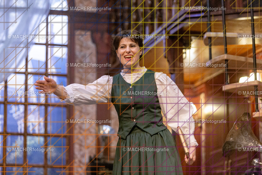 196_MFL-2025 | Portraitbilder von Regisseur; Darsteller; Techniker; Maske; Kostüme; Chor; Musiker; Bilderserie der Generalprobe und der Premierenvorstellung, Szenenbilder; Ausdrucksstudien; Bühnenüberblick; Bühnenkulissen; Pressefotos inkl. Redaktionsfoto Darstellergruppe.