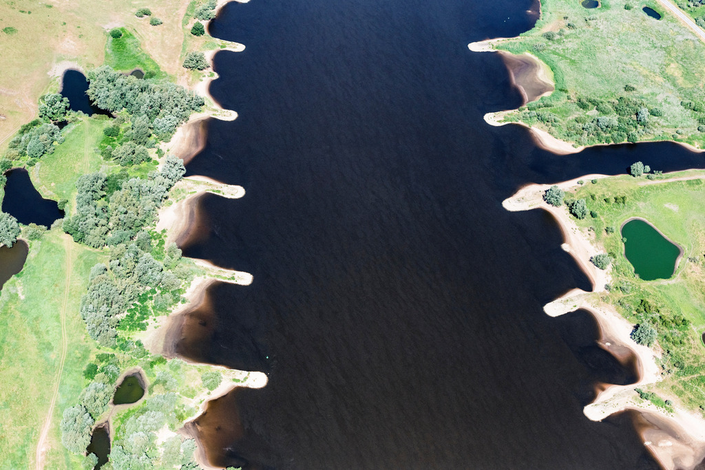 dr__dsc2288.jpg | BLECKEDE 06.06.2018 Sand- Aufspülungen und Ablagerungen an der Buhnen- Landschaft der Uferbereiche des Elbe Flussverlaufes in Bleckede im Bundesland Niedersachsen, Deutschland. // Groyne head of the of Elbe river course in Bleckede in the state Lower Saxony, Germany. Foto: Daniel Reiter