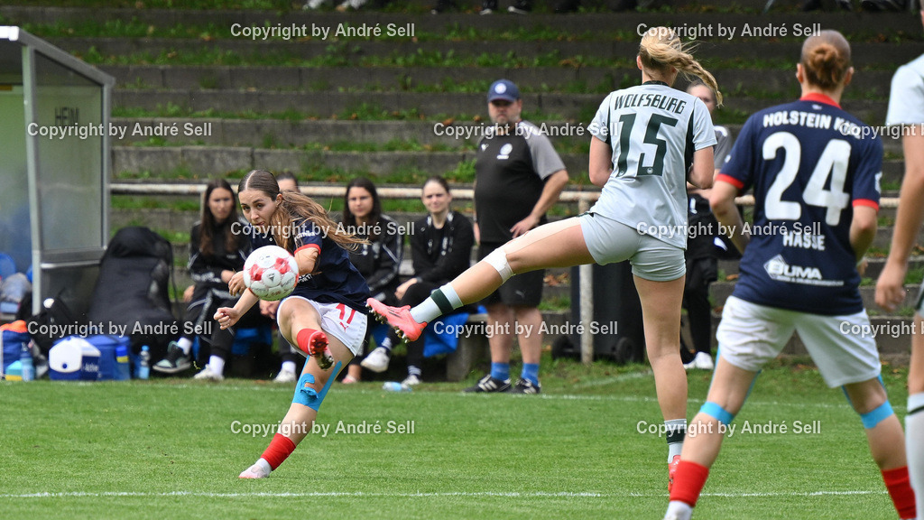 Holstein Kiel vs VfL Wolfsburg II | Arjela Lako (Holstein #17) &amp; Kira Hasse (Holstein #24) vs Jasmin Zimmermann (Wolfsburg #15) / Fußball-Regionalliga Nord Frauen 2026/2027 / Holstein Kiel vs VfL Wolfsburg II / Waldwiese / Kiel / 13.09.26 - Realisiert mit Pictrs.com