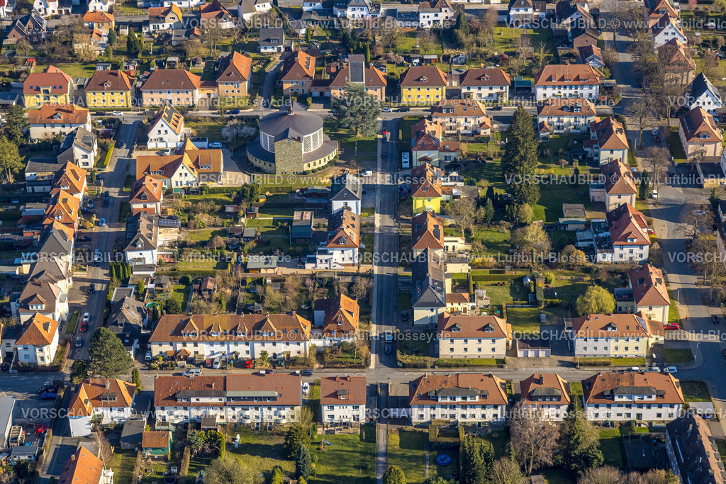 Soest250306686 | Luftbild, Wohngebiet Wohnsiedlung, Reihenhäuser mit roten Dächern zwischen Müllingser Weg und Niederbergheimer Straße, St. Bruno Kirche Akazienstraße, Soest, Soester Börde, Nordrhein-Westfalen, Deutschland