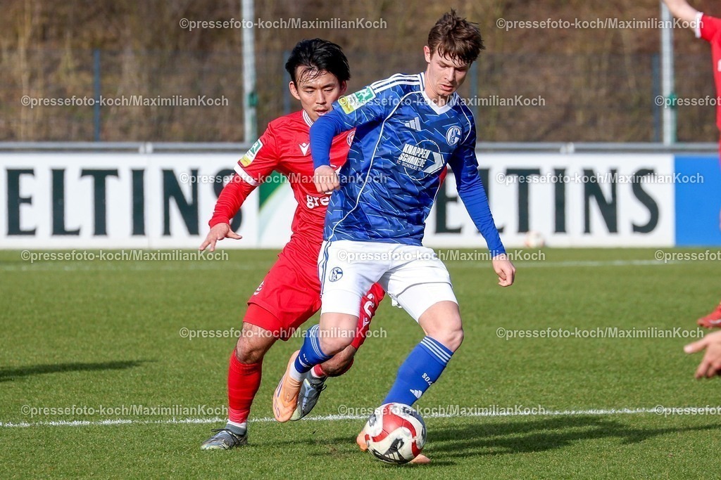 xSSCx15022601041 | 15.02.2026, xsscx, Herren Fussball, FC Schalke 04 U23 - Wuppertaler SV, Regionalliga West, 22. Spieltag, Parkstadion, Saison 2025 2026: Subaru Nishimura (Wuppertaler SV #2) im Zweikampf gegen Raphael Ott (FC Schalke 04 #21) DFB regulations prohibit any use of photographs as image sequences and or quasi-video. Photo: xSandraxScherningxPressefotoKochx