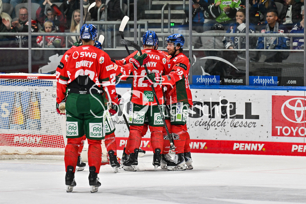 Augsburger Panther - Schwenninger Wild Wings | AUGSBURG, DEUTSCHLAND - 2. NOVEMBER: Jubel der Panther nach dem Treffer zum 2-1 durch Cody KUNYK (Augsburger Panther 20), Tor / Torschuetze / Freude / Happy beim Ligaspiel zwischen den Augsburger Panthern und den Schwenninger Wild Wings am 17. Spieltag der Penny DEL im Curt Frenzel Stadion am 02.11.2025