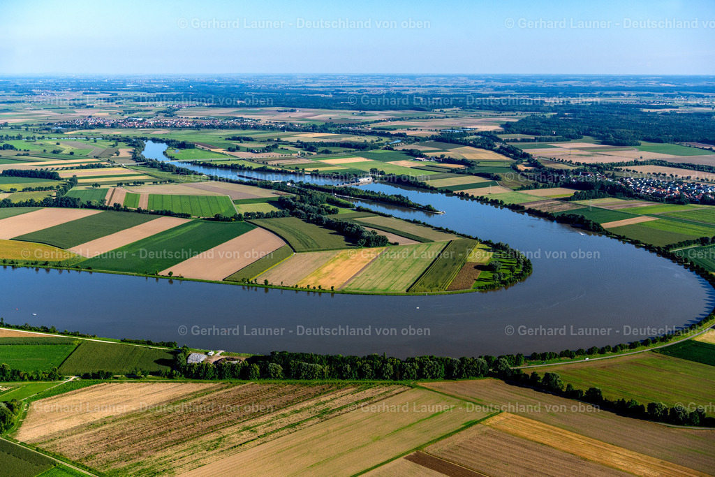 4050915 | WöRTH AN DER DONAU 03.09.2021 Kurvenförmige Mäander - Schleife der Uferbereiche am Donau - Flußverlauf in Wörth an der Donau im Bundesland Bayern, Deutschland. // Curved loop of the riparian zones on the course of the river Danube in Woerth an der Donau in the state Bavaria, Germany. Foto: Gerhard Launer