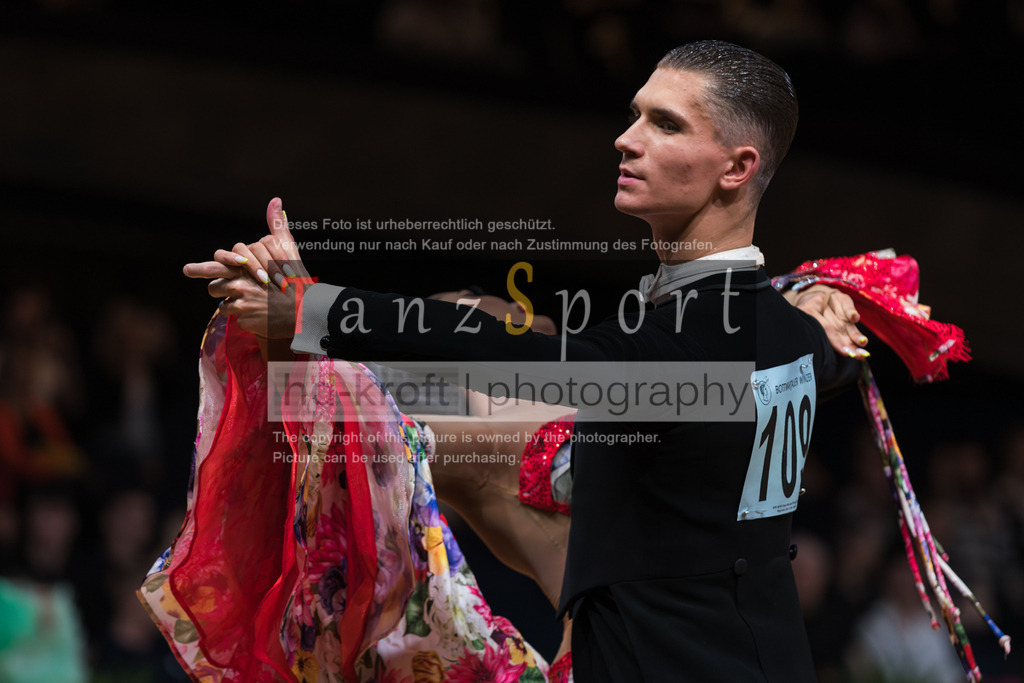 20250820_WDSF Standard Rising Stars R3-3384 | Tanzsportbilder, Standardtanz, Lateintanz, WDSF, DTV, LTVB, dancecomp, goc, hessen tanzt, blaues band der spree, walzer, tango, wiener walzer, slowfox, quickstepp, samba, rumba, cha-cha-cha, paso doble. jive, hd-kroft photography, turniertanzsport