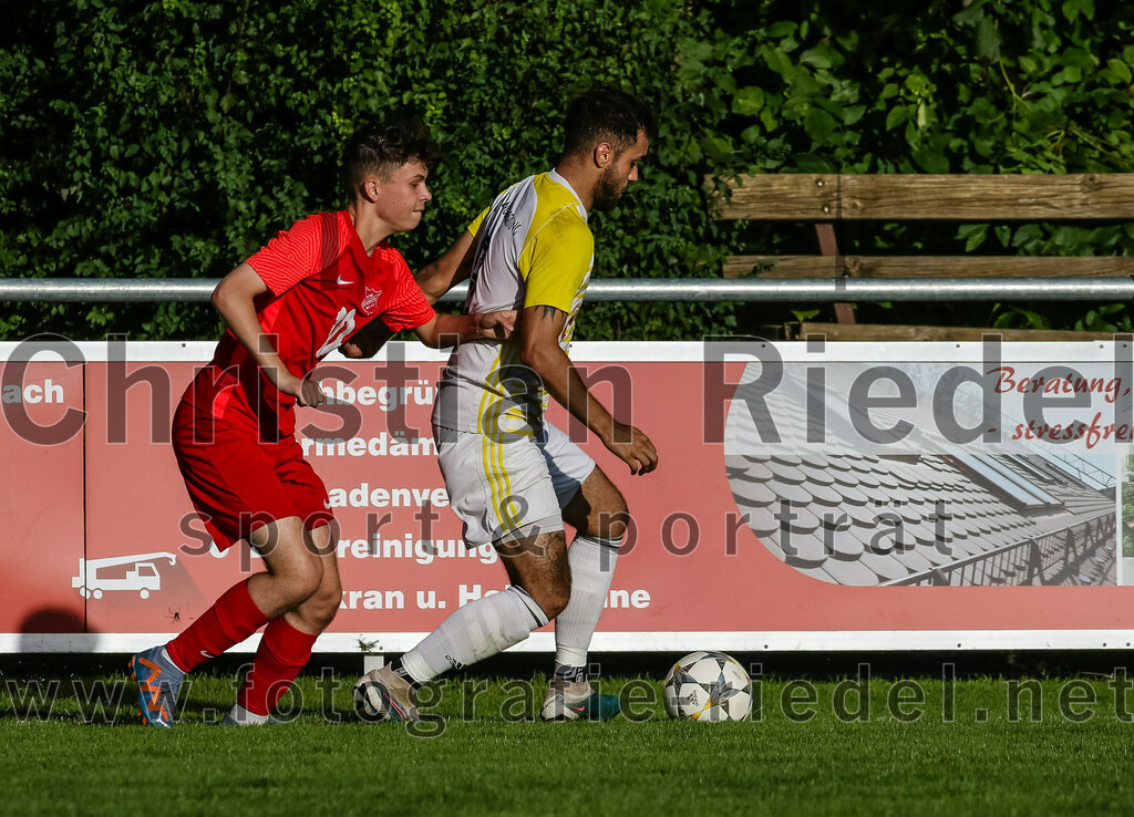 2023-08-18_053_SpVgg_Eichenkofen_gegen_FC_Langenpreising | Erding, Deutschland, 18.08.2023:
Fußball, A-Klasse 2023 / 2024, 3. Spieltag, SpVgg Eichenkofen gegen FC Langenpreising, Endergebnis: 0:2

Oliver Oberhoff (SpVgg Eichenkofen, #19), Patrick Listl (SpVgg Langenpreising, #9)

Foto: Christian Riedel / fotografie-riedel.net