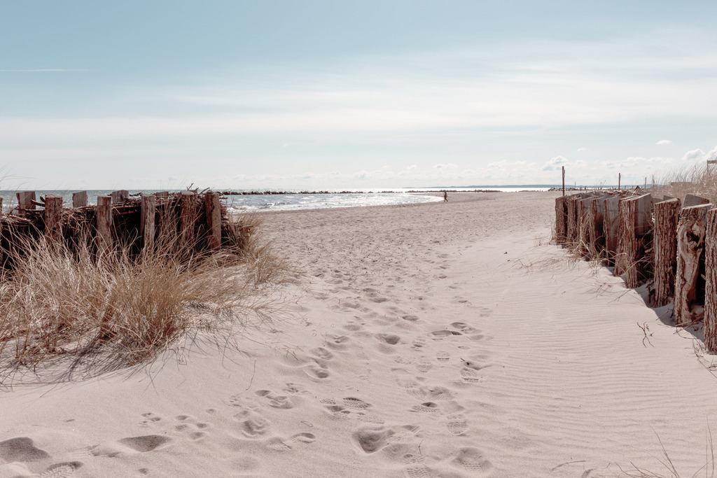 Wandbild: Weg an den Strand | Dieses Wandbild im Querformat zeigt einen Weg an den Sandstrand. Am Wegesrand wächst Strandhafer in einem schönen Beigeton. Der Strand bringt einen schönen Sandton mit ein. Ein traumhaftes Wandbild, das den Urlaub für das ganze Jahr nach Hause bringt. Schaffen Sie sich ein maritimes Ambiente in Ihrem Wohnzimmer und kaufen Sie sich dieses stilvolle Wandbild. Es ist auf Leinwand, Aluminium-Platte, Acrylglas oder als Holzdruck erhältlich. Die Wandbilder werden individuell für Sie in vielen Abmessungen produziert. Daher passen die Ostseekult Wandbilder immer perfekt an Ihre Wände. - Realisiert mit Pictrs.com