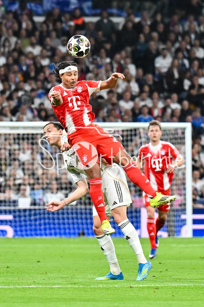 Real Madrid - FC Bayern München | MADRID, SPAIN - 07. APRIL: header between Alvaro CARRERAS (Real Madrid 18) and Serge GNABRY (FC Bayern Munich 7) during the UEFA Champions League match between Real Madrid vs. FC Bayern Munich on Quarterfinal first leg at Estadio Santiago Bernabeu