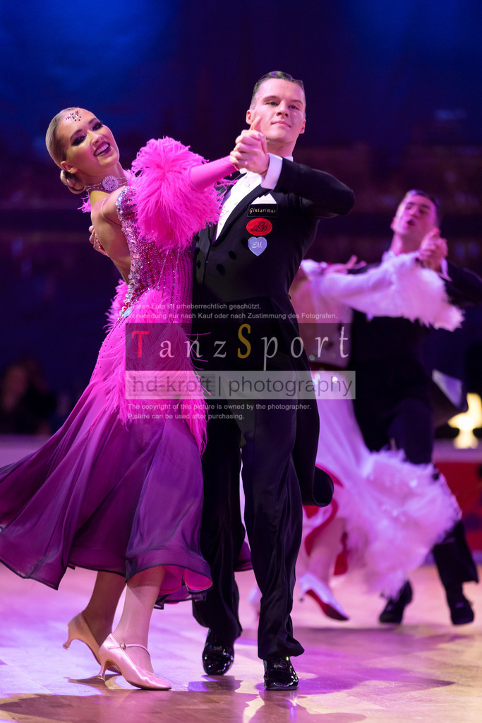 20241215_WDSF_Int_Open_Std-Riga-8934 | Tanzsportbilder, Standardtanz, Lateintanz, WDSF, DTV, LTVB, dancecomp, goc, hessen tanzt, blaues band der spree, walzer, tango, wiener walzer, slowfox, quickstepp, samba, rumba, cha-cha-cha, paso doble. jive, hd-kroft photography, turniertanzsport