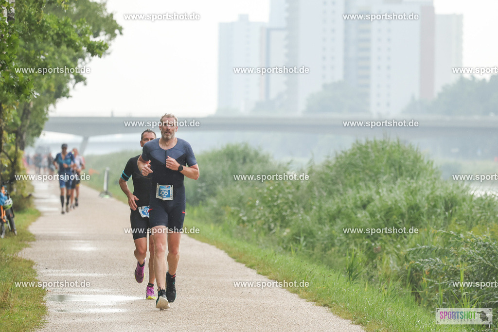 LUR_1170 | 34. M-net Erlanger Triathlon 2025 #erlangertriathlon  #mnettriathlon2025 #mnettriathlon #team #olympischedistanz #mitteldistanz #triathlon #maindonaukanal  #erlangertriathlon2025 #yourpictrs #tv1848 #tv1848erlangen  #triathlonbayern #sportinerlangen #demsportverbunden #sportshot_your_pictrs Copyright: www.sportshot.de