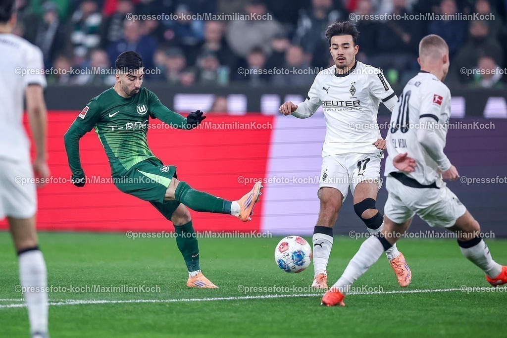 BMG13122501056 | 13.12.2025, Fußball, Borussia Mönchengladbach - VfL Wolfsburg, 1. Fußball Bundesliga, 14.Spieltag, Borussia-Park, Saison 2025 2026: Mohamed Amoura&nbsp;(VfL Wolfsburg #09) im Zweikampf gegen  Jens Castrop&nbsp;(Borussia Mönchengladbach #17) Nico Elvedi&nbsp;(Borussia Mönchengladbach #30)  DFB regulations prohibit any use of photographs as image sequences and or quasi-video.