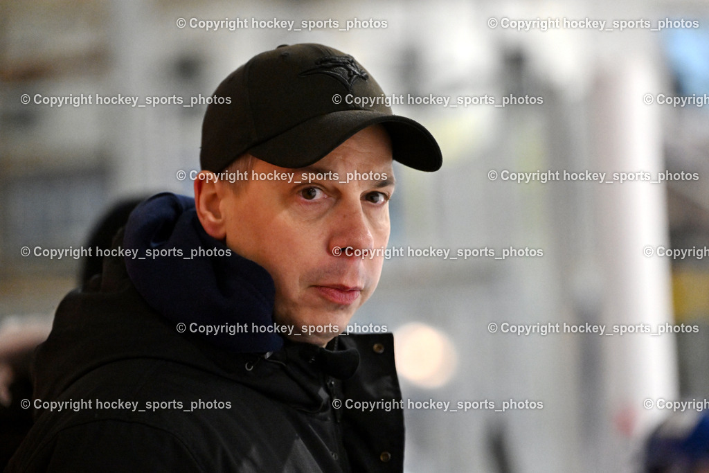 ESC SPARKASSE STEINDORF vs. EV ZELTWEG MURTAL LIONS | Headcoach ESC Steindorf Mayer Michael, ESC SPARKASSE STEINDORF vs. EV ZELTWEG MURTAL LIONS, ESC SPARKASSE STEINDORF vs. EV ZELTWEG MURTAL LIONS am 27.12.2025 in Steindorf (Ossiachersee Halle), Austria, (Photo by Bernd Stefan)