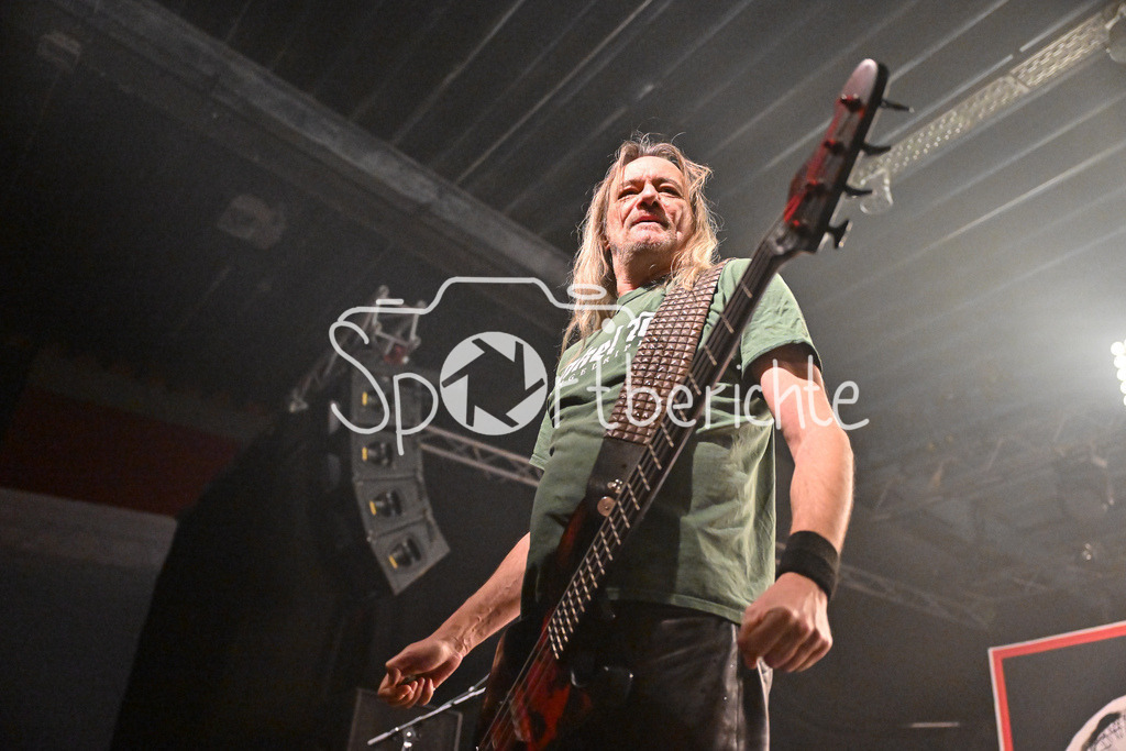 Evil Obsession | Sdom Frontmann Tom Angelripper beim Konzert in Regensburg mti seinem Bass / Thomas SUCH / Evil Obsession Part II, Eventhall Airport am 29.12.2024