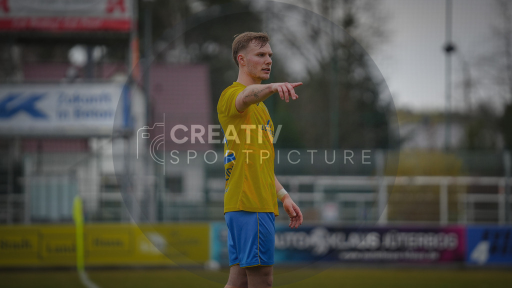 Fußball, Herren, Saison 2025/2026, Regionalliga Nordost, 26. Spieltag, FSV 63 Luckenwalde vs. Greifswalder FC, Samstag 14.03.2026, Werner-Seelenbinder-Stadion Luckenwalde, | Fußball, Herren, Saison 2025/2026, Regionalliga Nordost, 26. Spieltag, FSV 63 Luckenwalde vs. Greifswalder FC, Samstag 14.03.2026, Werner-Seelenbinder-Stadion Luckenwalde, Im Bild: Fabio Schneider (Luckenwalde) mit Anweisungen an seine Mitspieler. - Realisiert mit Pictrs.com