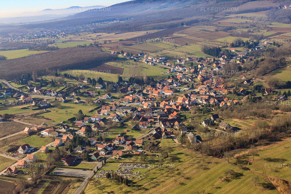 Aerial view: View of the town from the east in Lobsann in the state Bas-Rhin, France. – Photo: IMG_37399.jpg taken on 02/07/2011 by Werner Riehm/FLY-FOTO.com – Resolution of the original: 4657 x 3104 px