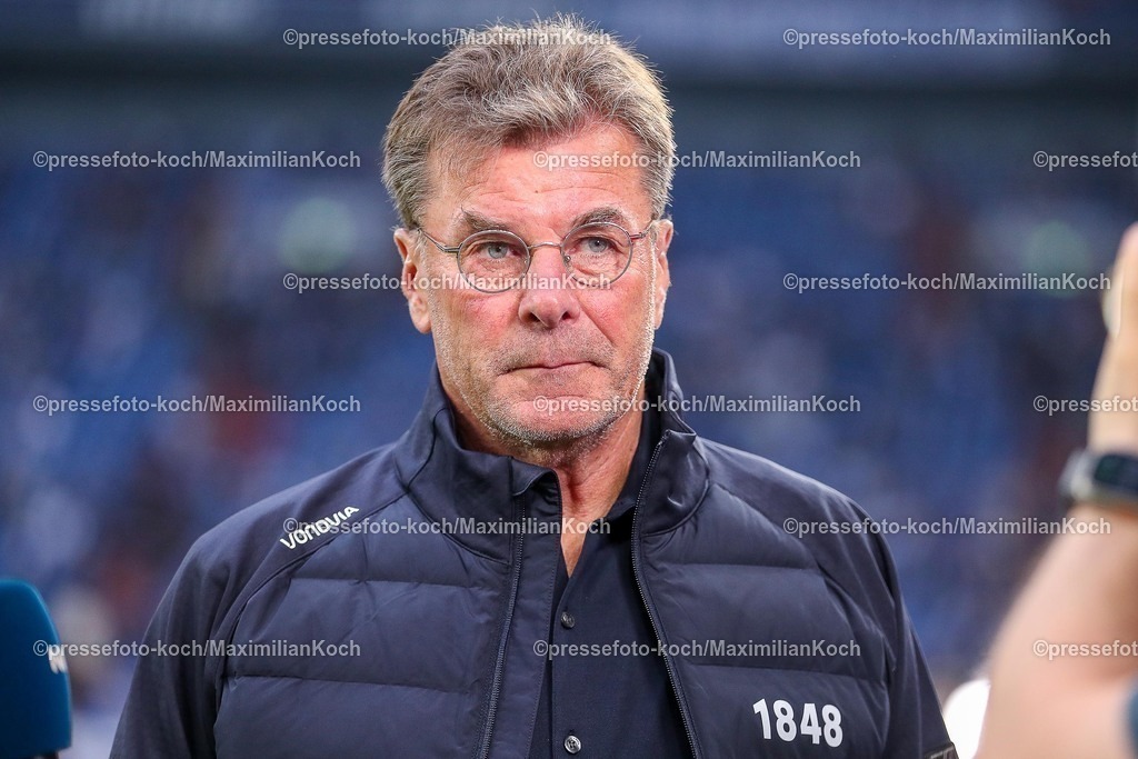 S0423082501017 | 23.08.2025, Fußball, FC Schalke 04 - VfL Bochum, 3.Spieltag, 2. Fußball Bundesliga, Veltins-Arena Gelsenkirchen, Saison 2025 2026: Cheftrainer Dieter Hecking (VfL Bochum #hc) DFB regulations prohibit any use of photographs as image sequences and or quasi-video.