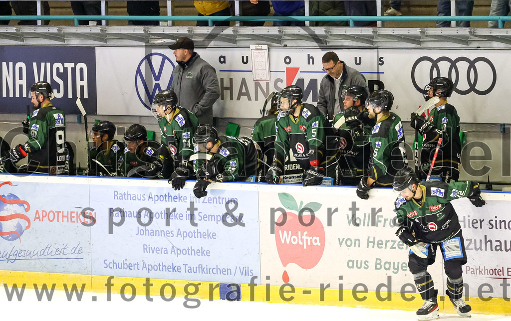 2022-09-30_028_TSV_Erding_gegen_EV_Dingolfing | Erding, Deutschland, 30.09.2022:
Eishockey, Bayernliga 2022 / 2023, Testspiel, TSV Erding gegen EV Dingolfing, Endergebnis: 3:4

Rudolf Lorenz (Erding Gladiators, #91), Ryan Finn Henke (Erding Gladiators, #64), Florian Zimmermann (Erding Gladiators, #5), Trainer Andreas Becher (Erding Gladiators), Elias Maier (Erding Gladiators, #15)

Foto: Christian Riedel / fotografie-riedel.net