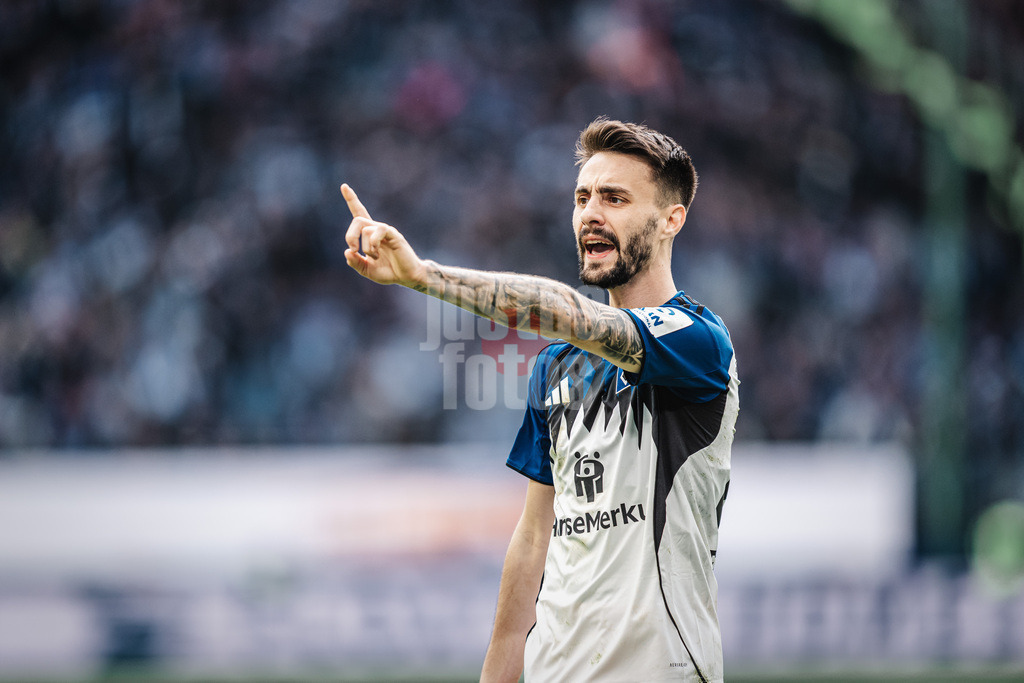 Fußball | Männer | Saison 2025/2026 | 1. Fußball-Bundesliga | 28. Spieltag | Hamburger SV vs. FC Augsburg | 04.04.2026 | Fabio Daniel Ferreira Vieira (#20, HSV) legt widerspruch ein