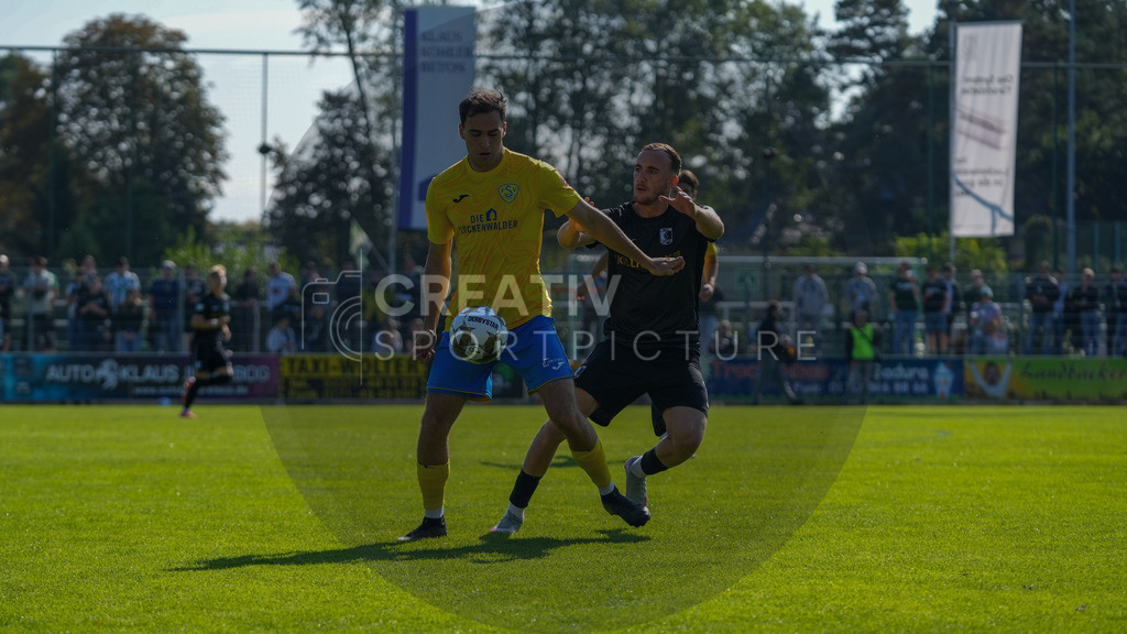 Fußball, Herren, Saison 2025/2026, Regionalliga Nordost, 10. Spieltag, FSV 63 Luckenwalde vs. BSG Chemie Leipzig, Samstag 27.09.2025, Werner-Seelenbinder-Stadion Luckenwalde, | Fußball, Herren, Saison 2025/2026, Regionalliga Nordost, 10. Spieltag, FSV 63 Luckenwalde vs. BSG Chemie Leipzig, Samstag 27.09.2025, Werner-Seelenbinder-Stadion Luckenwalde, Im Bild: Simon Gollnack (l. Luckenwalde) und Phillipp Wendt (r. Chemie) - Realisiert mit Pictrs.com