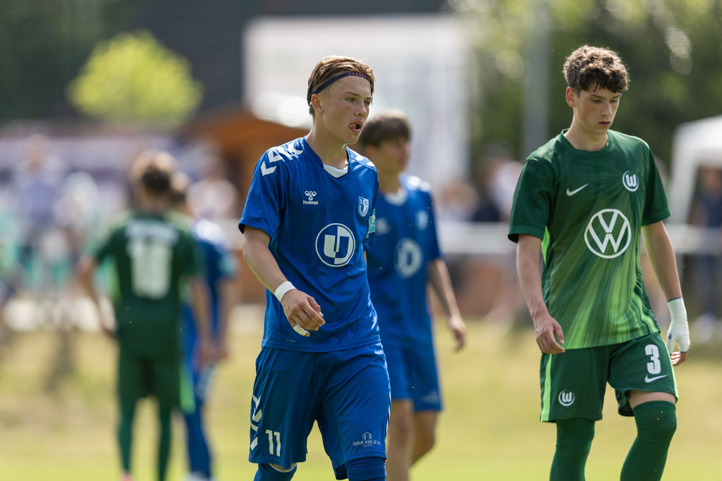 Fußball I Männer I 40. Pfingscup Hollage I 13044 | realhellocedii - Realisiert mit Pictrs.com