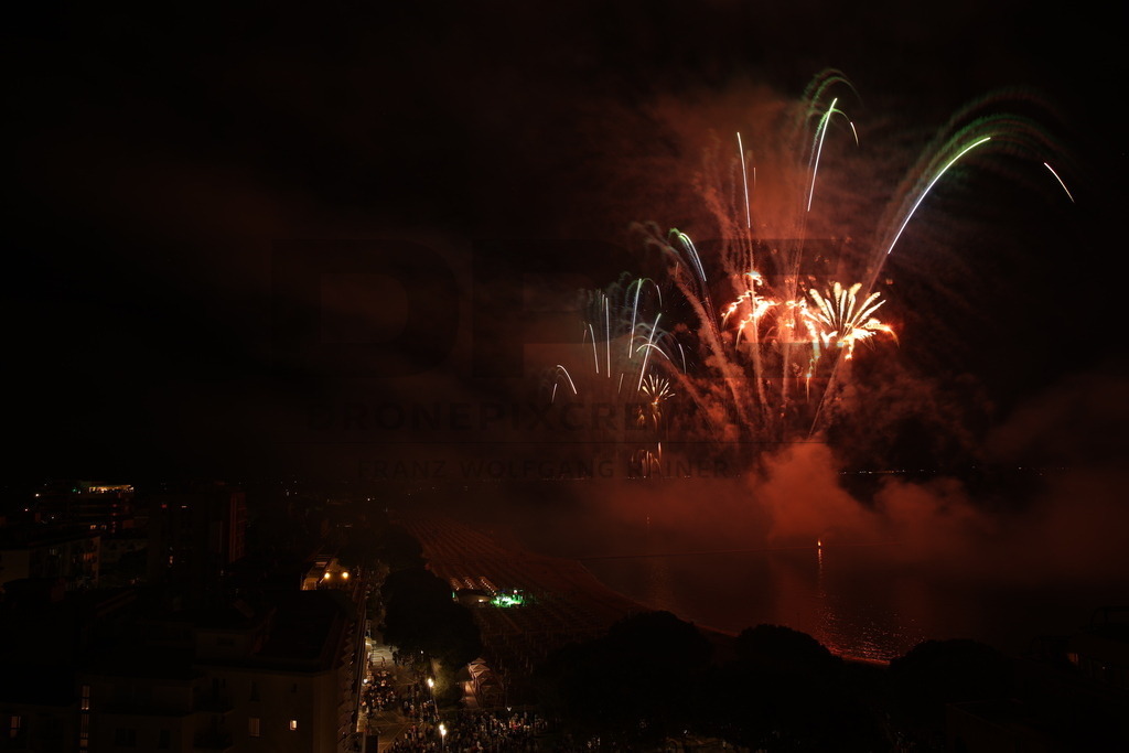Ferragosto Fireworks in Grado, Italy | GRADO, ITALY, 15.AUG.26 - FIREWORKS - Ferragosto fireworks over the Adriatic Sea in Grado, Italy. Colorful fireworks light up the night sky above the beach, coastline and waterfront during the traditional summer celebration. - Realisiert mit Pictrs.com