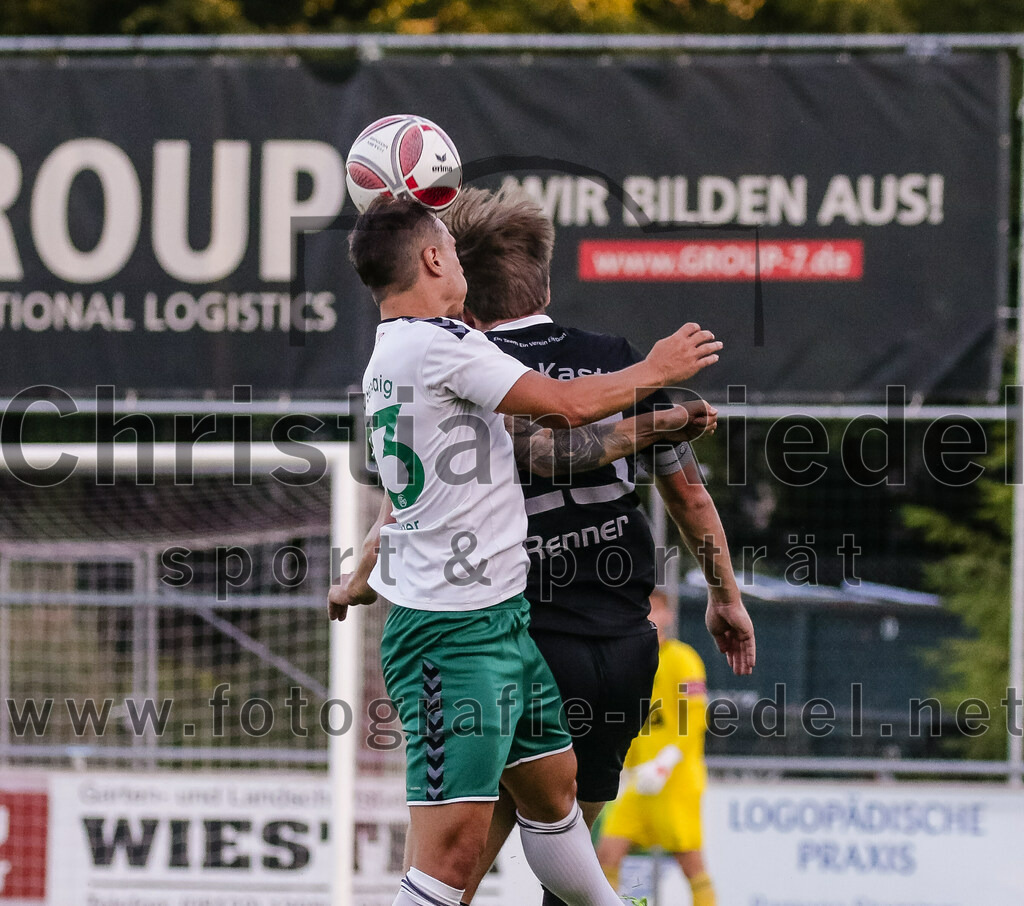 2023-08-18_067_FC_Schwaig_gegen_TSV_Kastl | Oberding, Deutschland, 18.08.2023:
Fußball, Landesliga Südost 2023 / 2024, 7. Spieltag, FC Schwaig gegen TSV Kastl, Endergebnis: 2:2

Maximilian Hellinger (FC Schwaig, #23), Michael Renner (TSV Kastl, #25)

Foto: Christian Riedel / fotografie-riedel.net