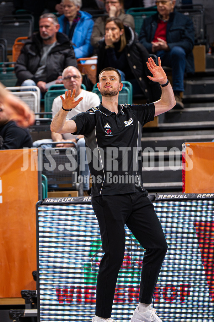 Basketball I Herren I Saison 2025-2026 I ProB Nord I 21. Spieltag I Rasta Vechta II - Iserlohn Kangaroos I 3286 | Harm-Ubbo Horst (Head Coach, RASTA Vechta II) - Realisiert mit Pictrs.com