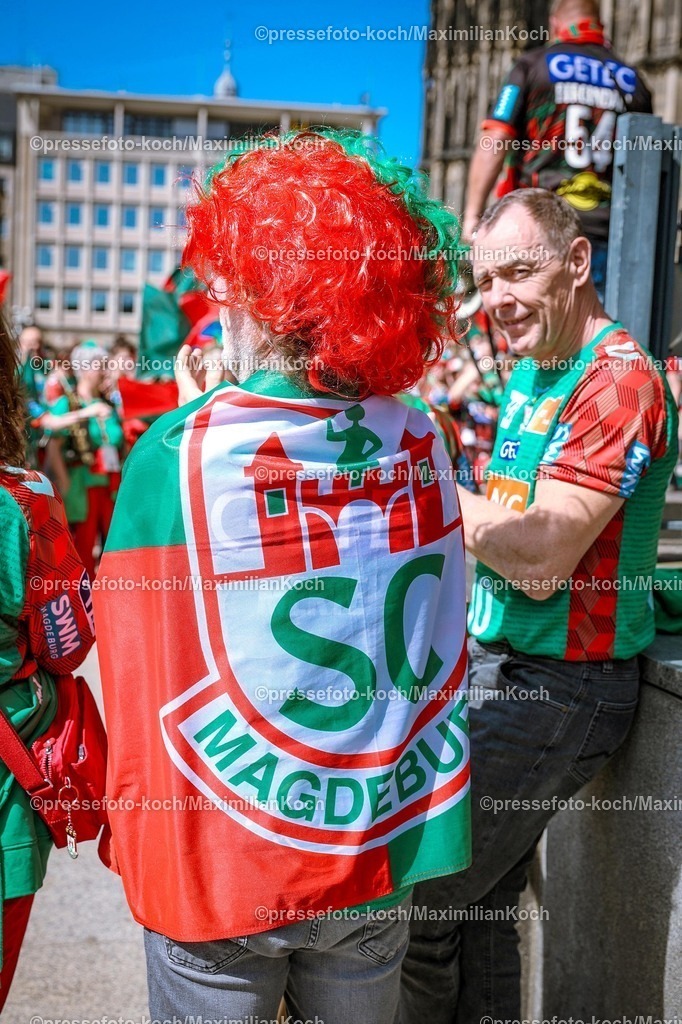 xSSCx18042601064 | 18.04.2026, xsscx, Handball, DHB-Pokal Lidl Final4, Saison 2025 / 2026 Herren, Lanxess Arena, Köln: Fans beim Fanmarsch des SC Magdeburg vor dem Kölner Dom Photo: xSandraxScherningxPressefotoKochx