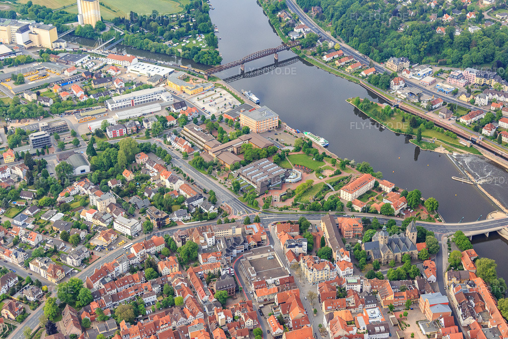 Luftbild: Rattenfänger-Halle und Weser-Promenade in Hameln im Bundesland Niedersachsen in Deutschland. Foto: IMG_079444.jpg vom 24.05.2015 durch Werner Riehm/FLY-FOTO.de