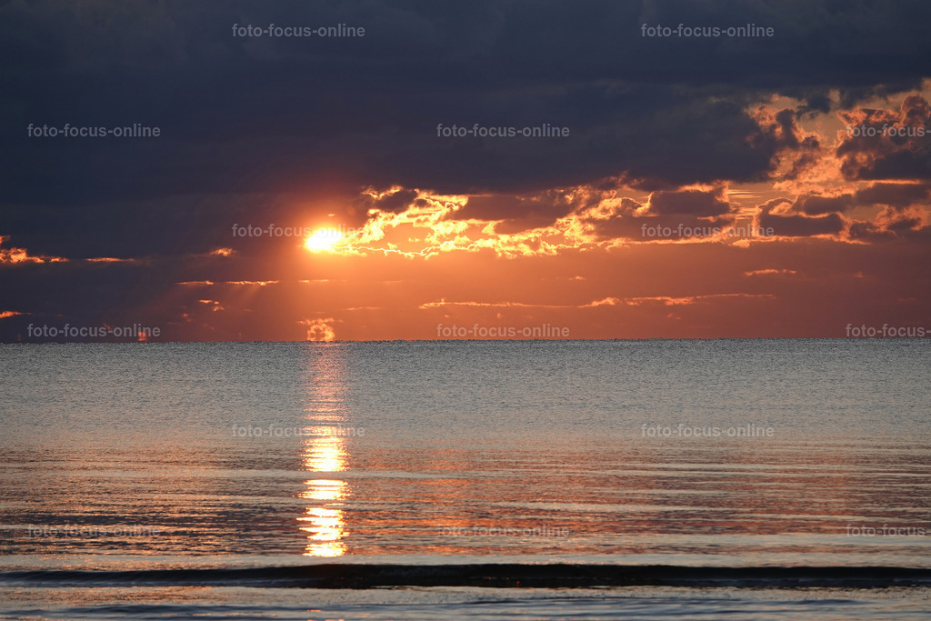 Spectacular almost spiritual sunset on the beach of Liepja | foto-focus-online