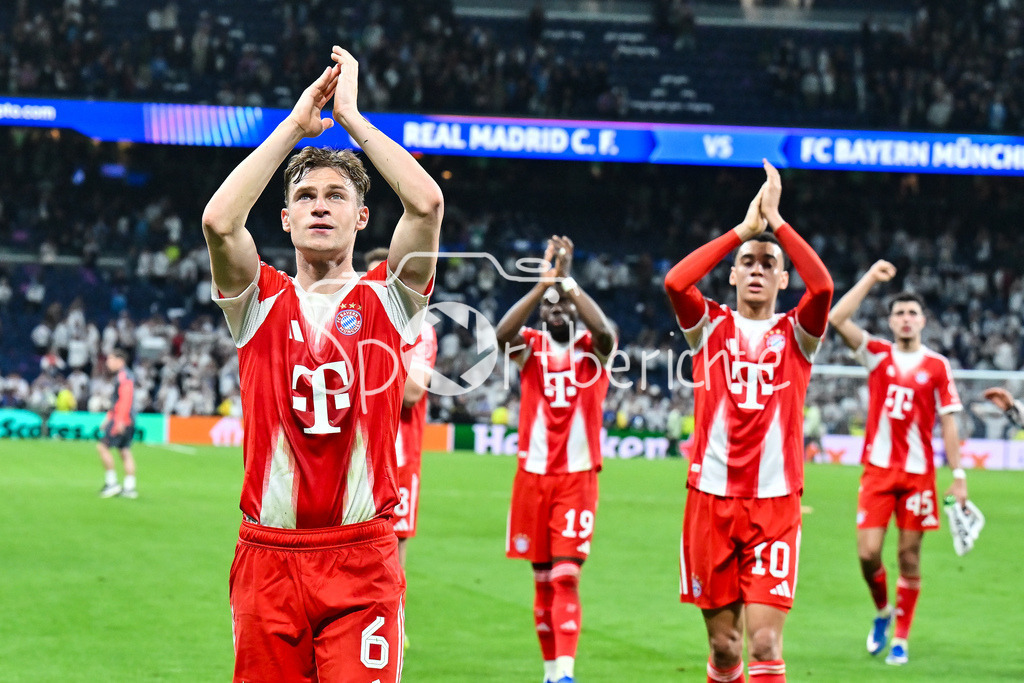 Real Madrid - FC Bayern München | MADRID, SPAIN - 07. APRIL: Bayern Munich celebrating with the Fans after the UEFA Champions League match between Real Madrid vs. FC Bayern Munich on Quarterfinal first leg at Estadio Santiago Bernabeu / Joshua KIMMICH (FC Bayern Munich 6)