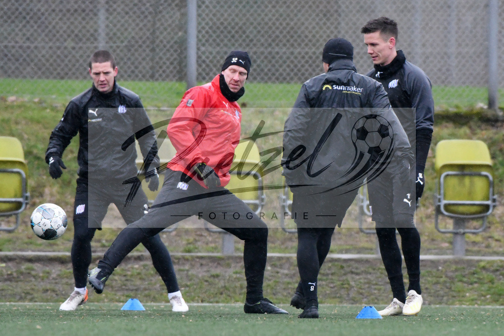 20200213_TRAOSN_0041 | Fussball, Herren: Torhueter David Buchholz (VfL Osnabrueck) und Marcos Alvarez (VfL Osnabrueck) im Zweikampf waehrend der Trainingseinheit des VfL Osnabrueck im Sportpark Illoshoehe am 13.02.2020 in Osnabrueck, Deutschland. - Realisiert mit Pictrs.com