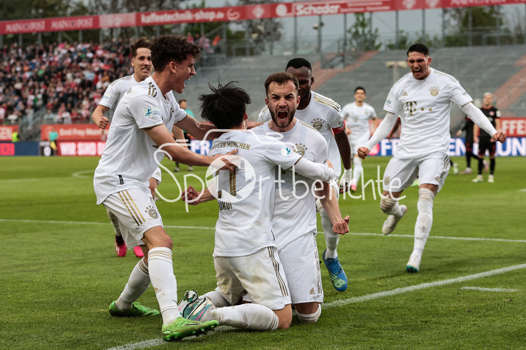 FC Würzburger Kickers - FC Bayern Amateure | Tor fuer die Bayern Amateure / Jubel nach dem Treffer zum 0-1 durch Roman REINELT (FCB #25) / Torjubel / Torschuetze