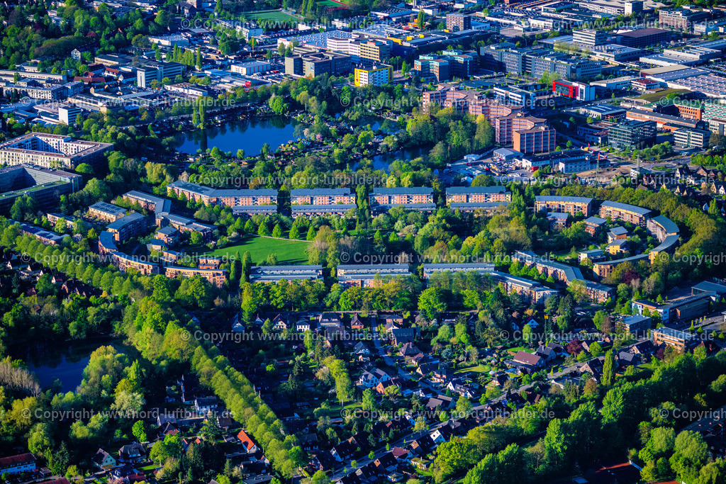 Hamburg_Farmsen_Max_Herz_Ring_Rennbahn_ELS_1182270425 | HAMBURG 01.05.2025 Blick auf den Wohnpark im Grünen auf dem Gelände der ehemaligen Trabrennbahn Farmsen am Max-Herz-Ring im Stadtteil Farmsen-Berne in Hamburg. // View of the residential area Wohnpark im Gruenen at the area of the former harness racing track Farmsen at Max-Herz-Ring in the district Farmsen-Berne in Hamburg. Foto: Martin Elsen