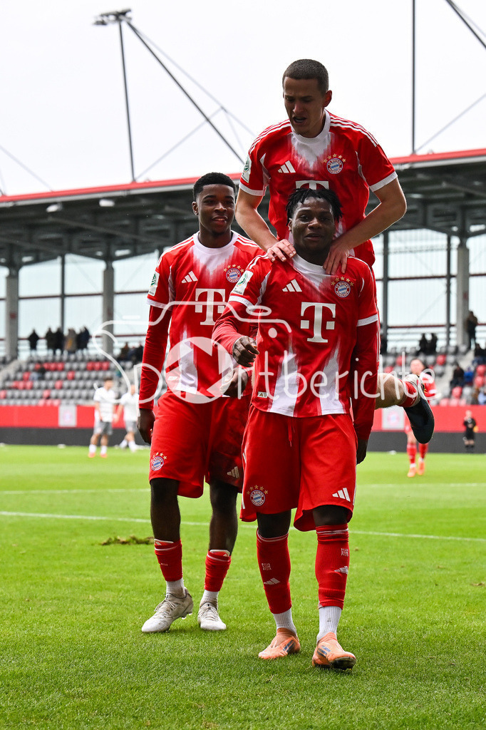 FC Bayern München - Berliner Athletik Klub | MUNICH, GERMANY - 21. FEBRUARY: Jubel der Bayern nach dem Treffer zum 4-1 durch Uzorchukwu EGWUATU (FC Bayern München 7) / Tor / Torschuetze / Freude / Happy während dem Spiel zwischen der U19 des FC Bayern München und der U19 des Berliner Athletik Klubs am 3. Spieltag der DFB-U19 Nachwuchsliga am FC Bayern Campus